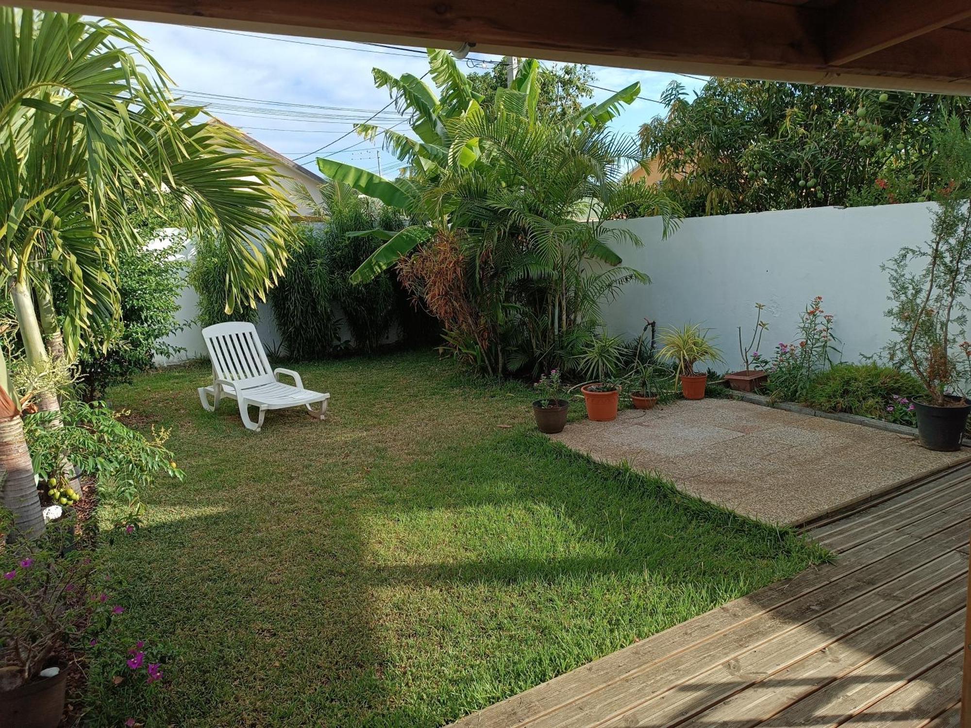 Jolie Maison T3 A St Pierre, 2 Chambres Avec Sdb, Grande Varangue, Jardin Сен-Пиер Стая снимка
