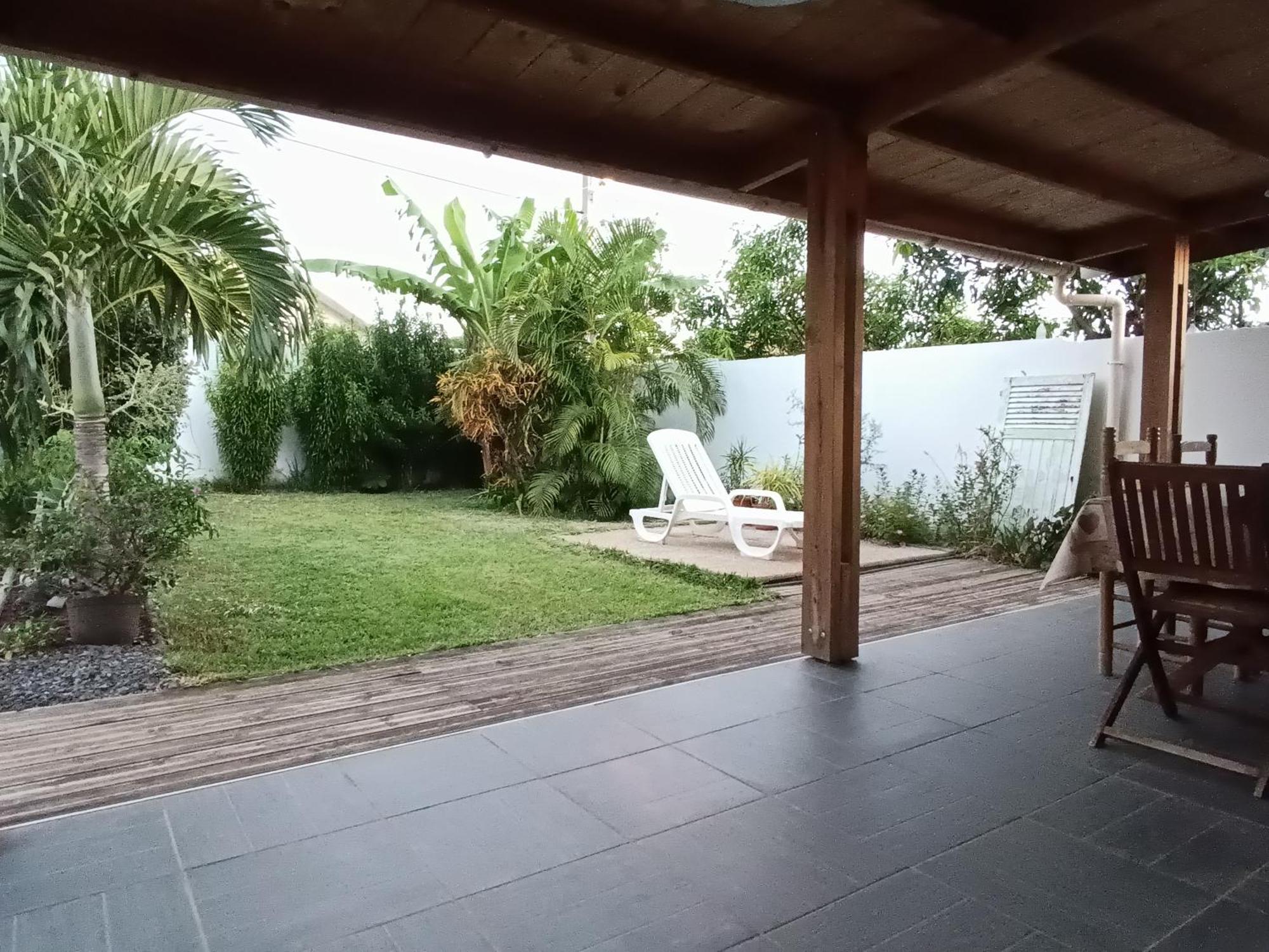 Jolie Maison T3 A St Pierre, 2 Chambres Avec Sdb, Grande Varangue, Jardin Сен-Пиер Стая снимка